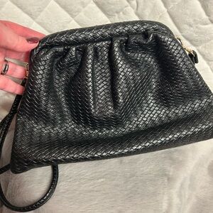 Urban Expressions Mable Vegan Weave Clamshell Crossbody Bag
